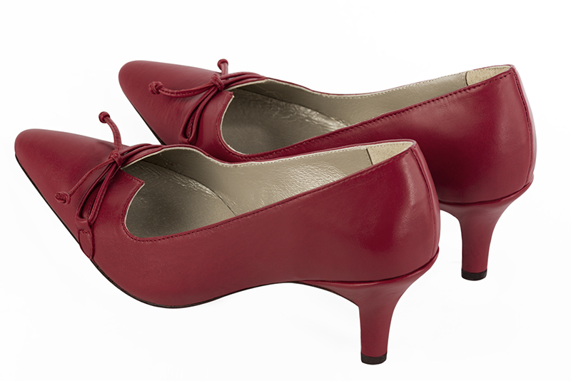 Cardinal red women's dress pumps, with a knot on the front. Tapered toe. Medium slim heel. Rear view - Florence KOOIJMAN